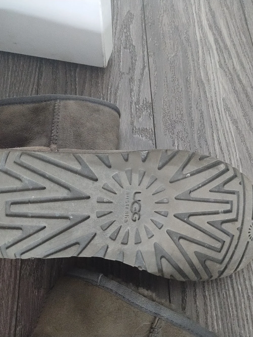 UGG Classic Short Shearling Boots in Gray Taupe Size 9